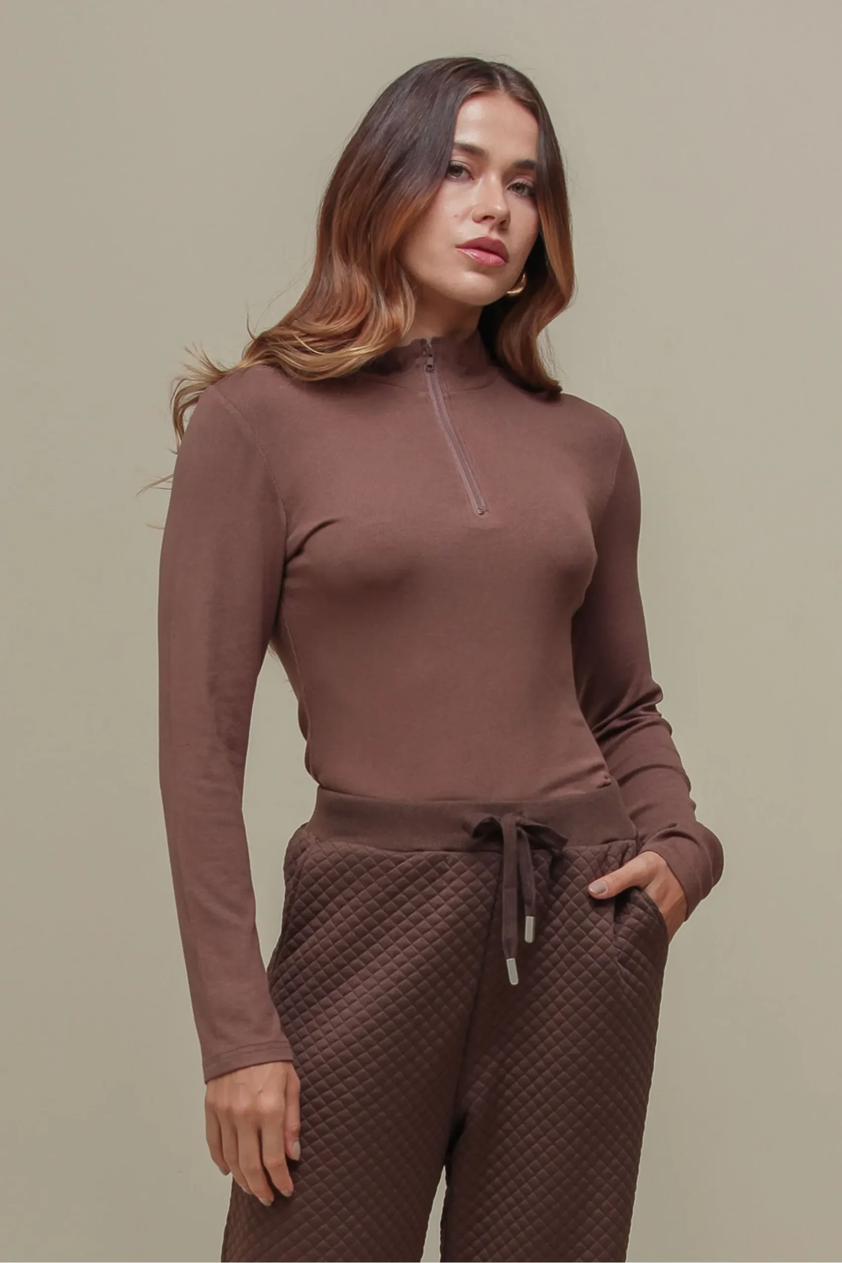 BLUSA MANGA LONGA CANELADA COM ZÍPER MARROM