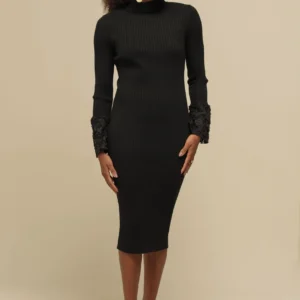VESTIDO TRICÔ GOLA ALTA DETALHE PUNHO PRETO